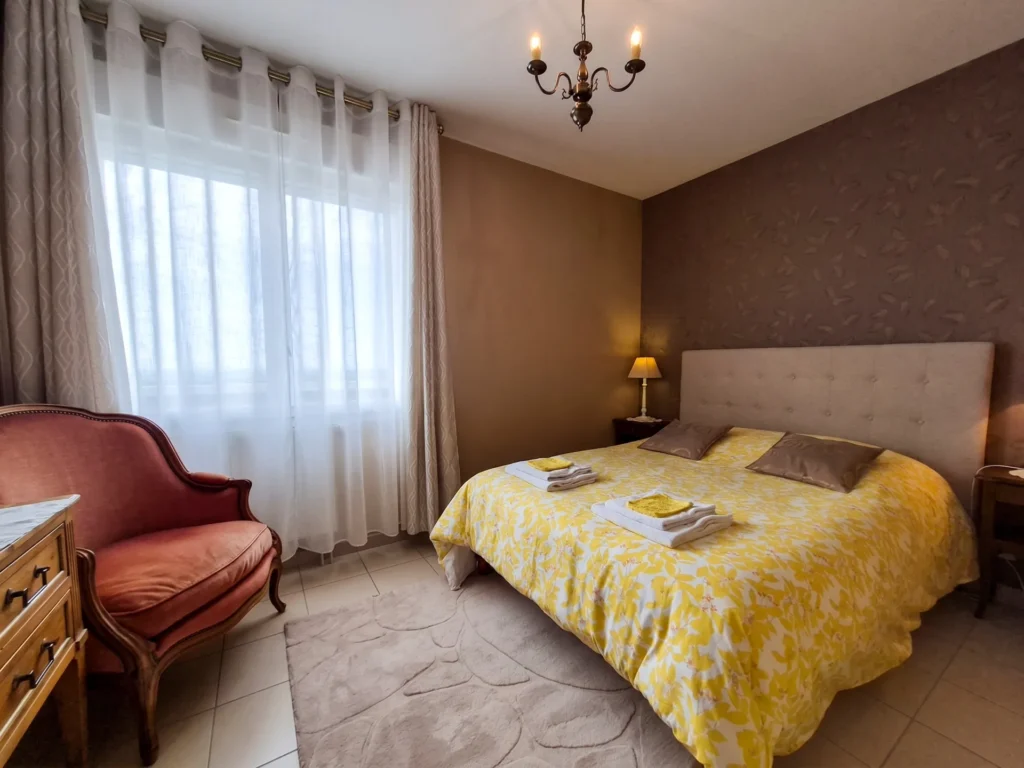 Gîte familial en Champagne La Pomponette, chambre double, hébergement Montagne de Reims à Trépail entre Reims et Épernay