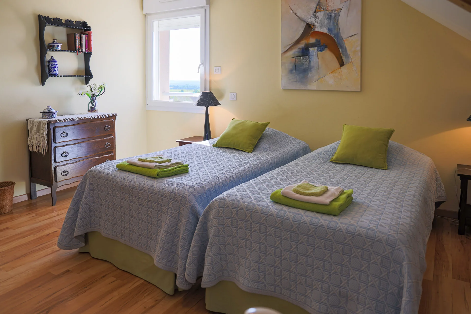 Chambre à lits modulables avec vue campagne – gîte La Pomponette, séjour en Montagne de Reims, Pré en Bulles