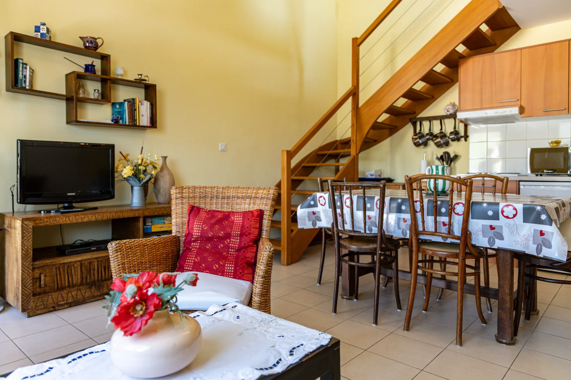 Salon avec mezzanine et coin repas du gîte La Pomponette. Week-end Champagne en famille, Pré en Bulles, Trépail