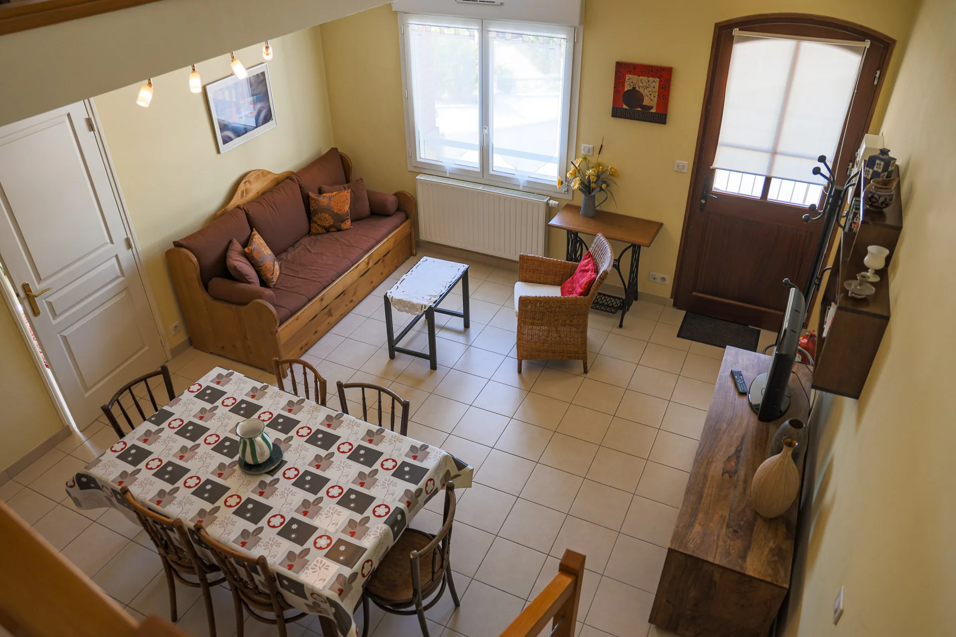 Pièce de vie avec coin repas et salon du gîte La Pomponette – location vacances Champagne, Pré en Bulles, Trépail