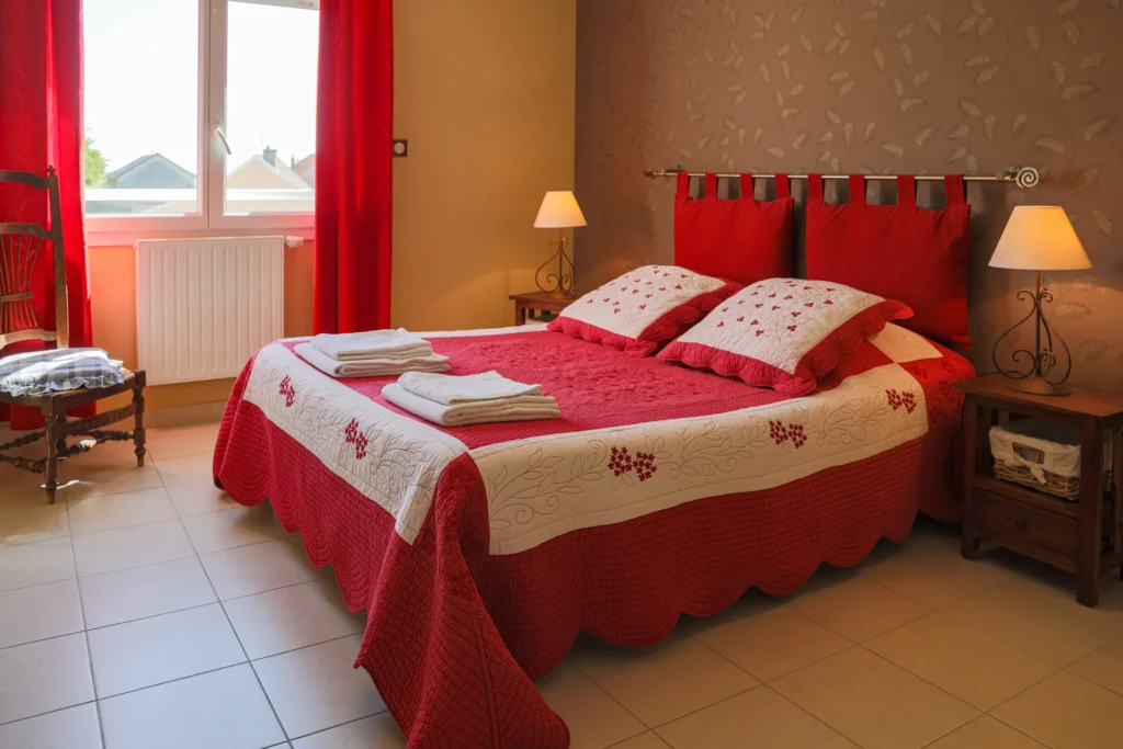 Gîte accessible PMR en Champagne La Berquillotte, chambre double de plain-pied, hébergement Montagne de Reims à Trépail entre Reims et Épernay