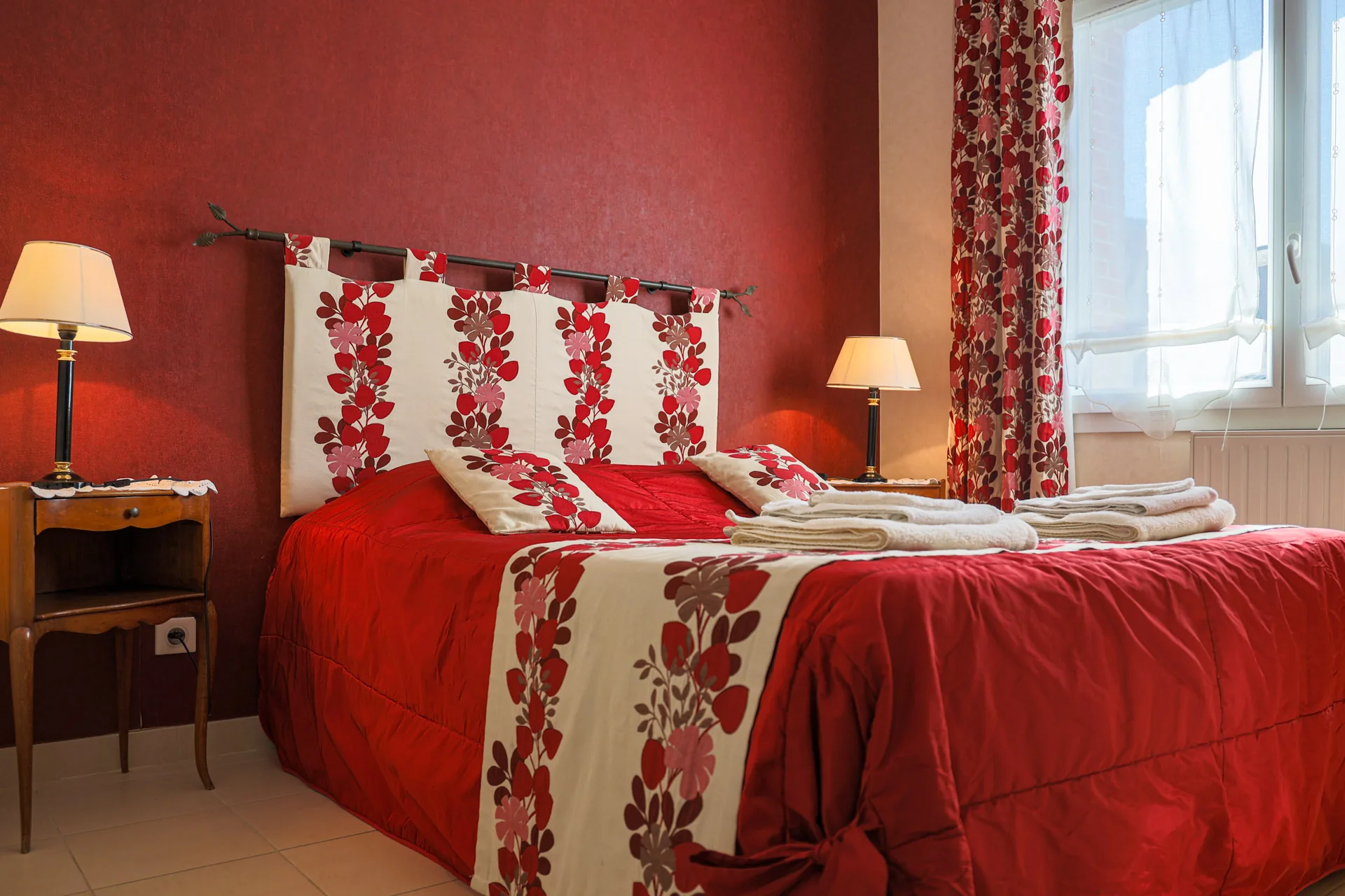 Chambre double du gîte L'Épinette dans la Montagne de Reims, hébergement de charme à Trépail, week-end randonnée entre Reims et Épernay