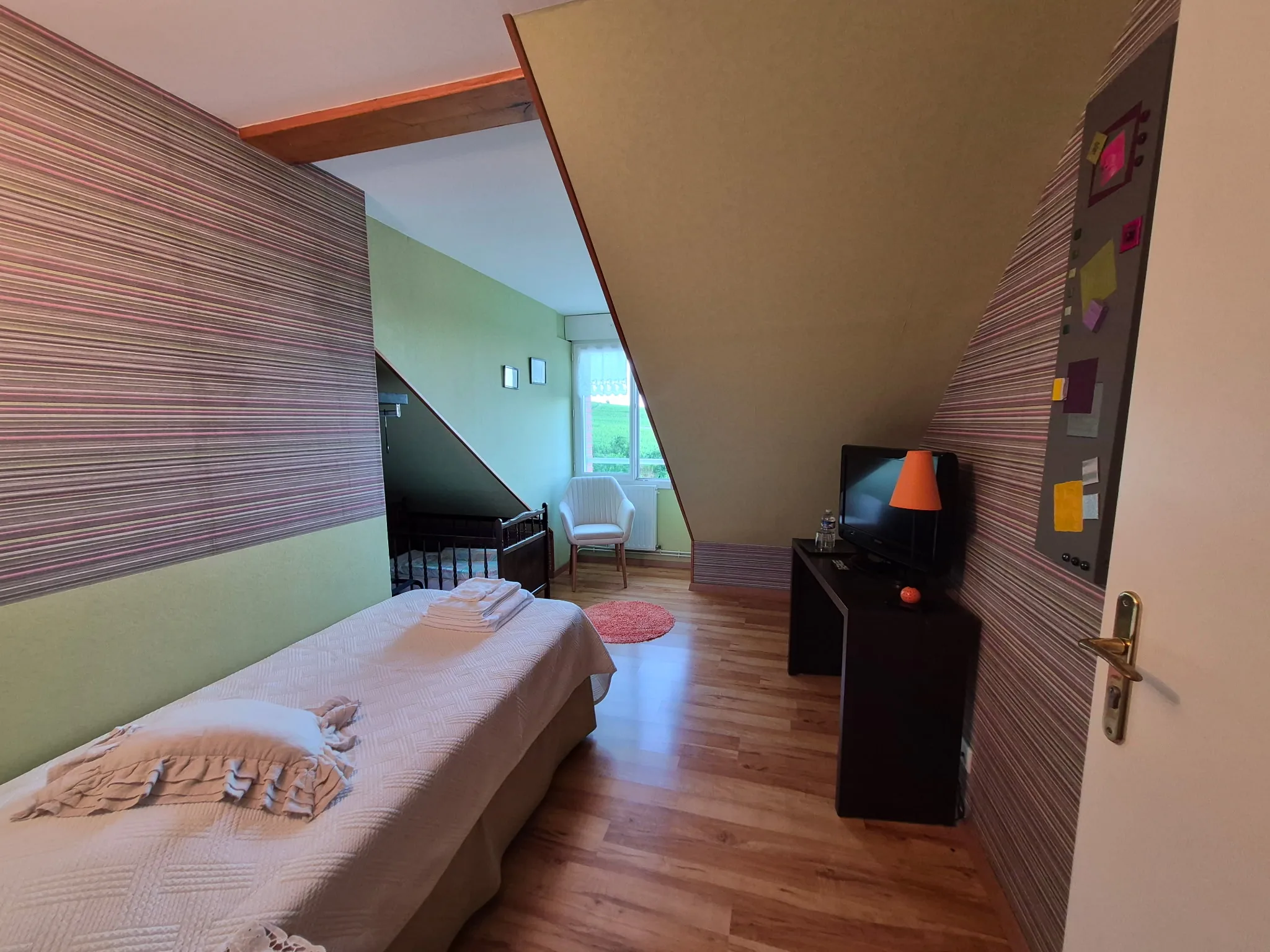 Chambre enfants sous combles de la Suite Familiale – hébergement famille tourisme Champagne, week-end Montagne de Reims, Pré en Bulles Trépail