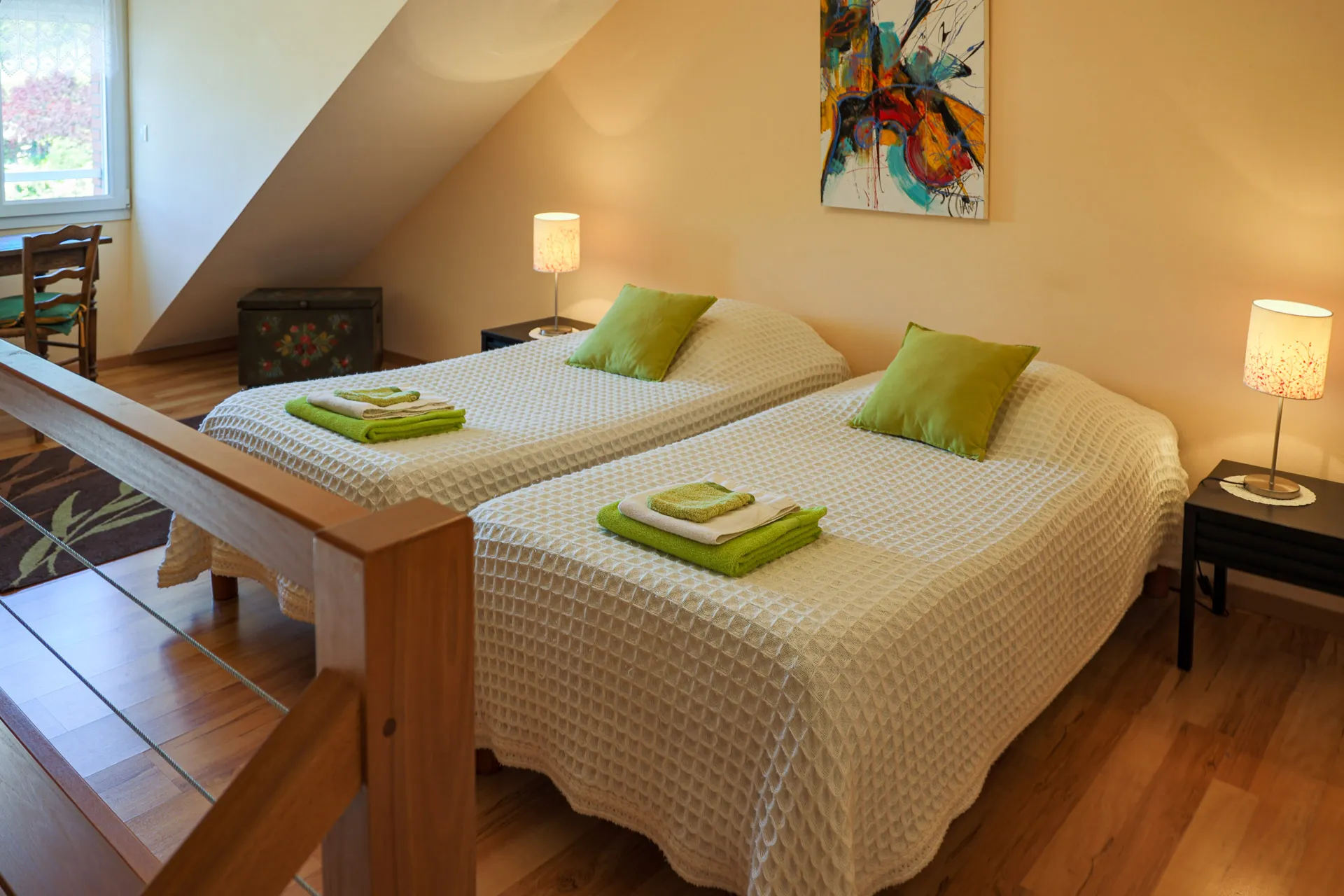 Gîte route du Champagne Le Broquelet, chambre à lits modulables en mezzanine, hébergement Montagne de Reims à Trépail entre Reims et Épernay