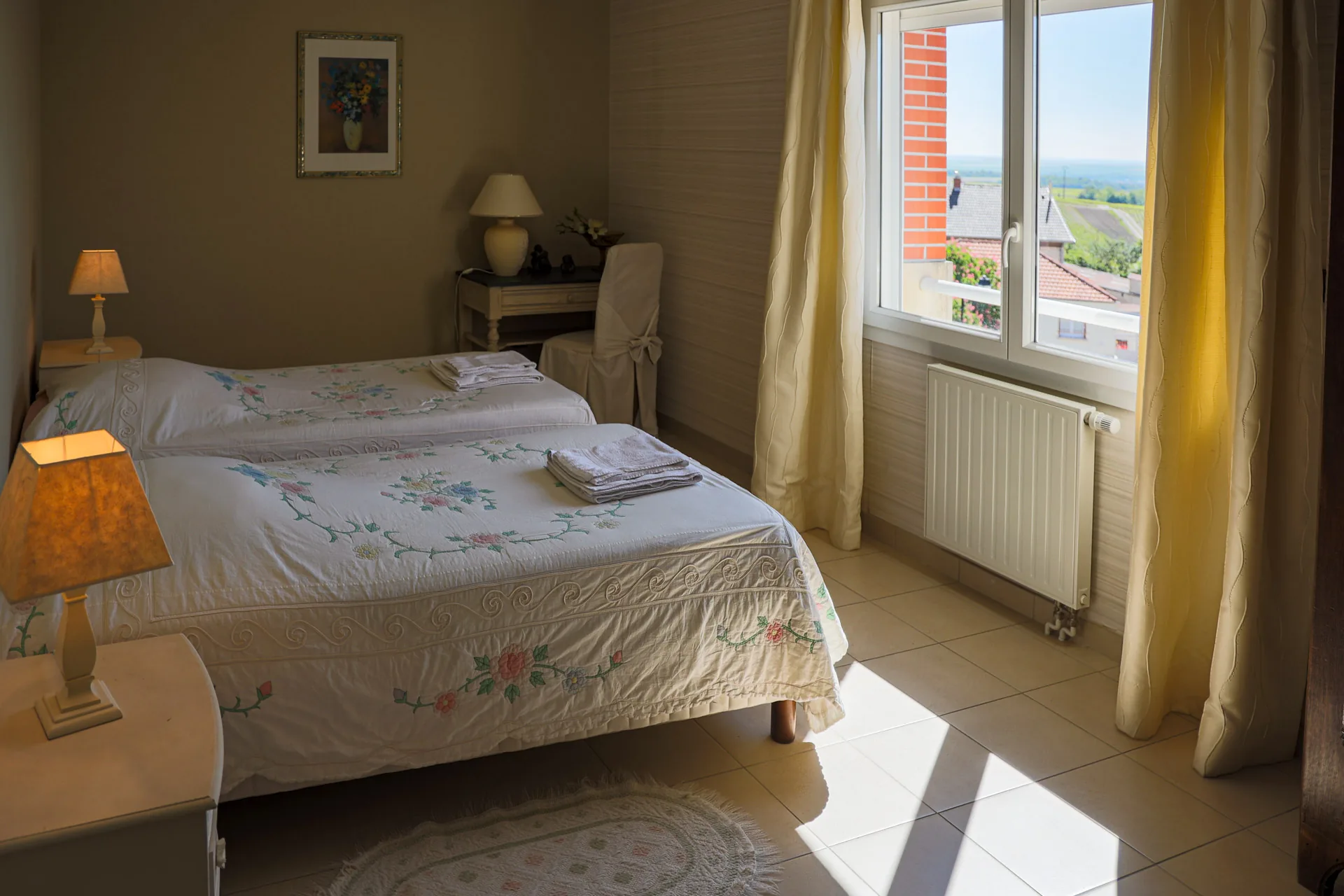 Chambre lumineuse avec vue sur le vignoble – gîte La Berquillotte, séjour Montagne de Reims, Pré en Bulles