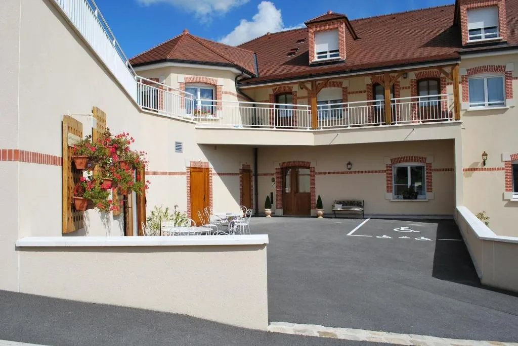 Cour intérieure avec terrasse et parking accessible PMR – gîtes Pré en Bulles Trépail, hébergement Champagne Montagne de Reims