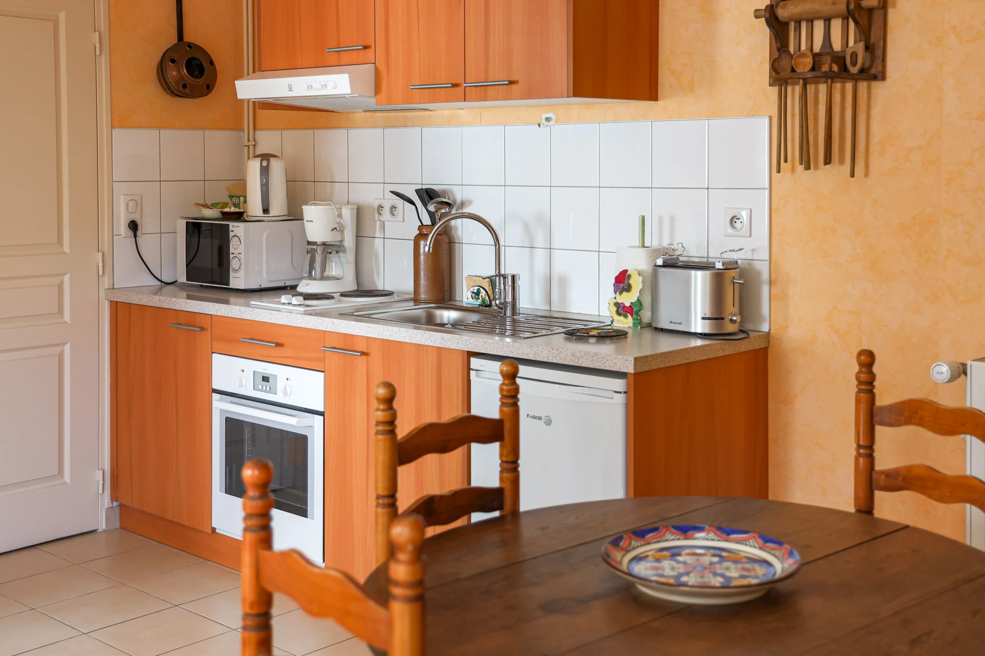 Cuisine équipée du gîte La Mandelette – gîte 2-4 personnes avec cuisine Champagne, location vacances près de Reims, Pré en Bulles Trépail