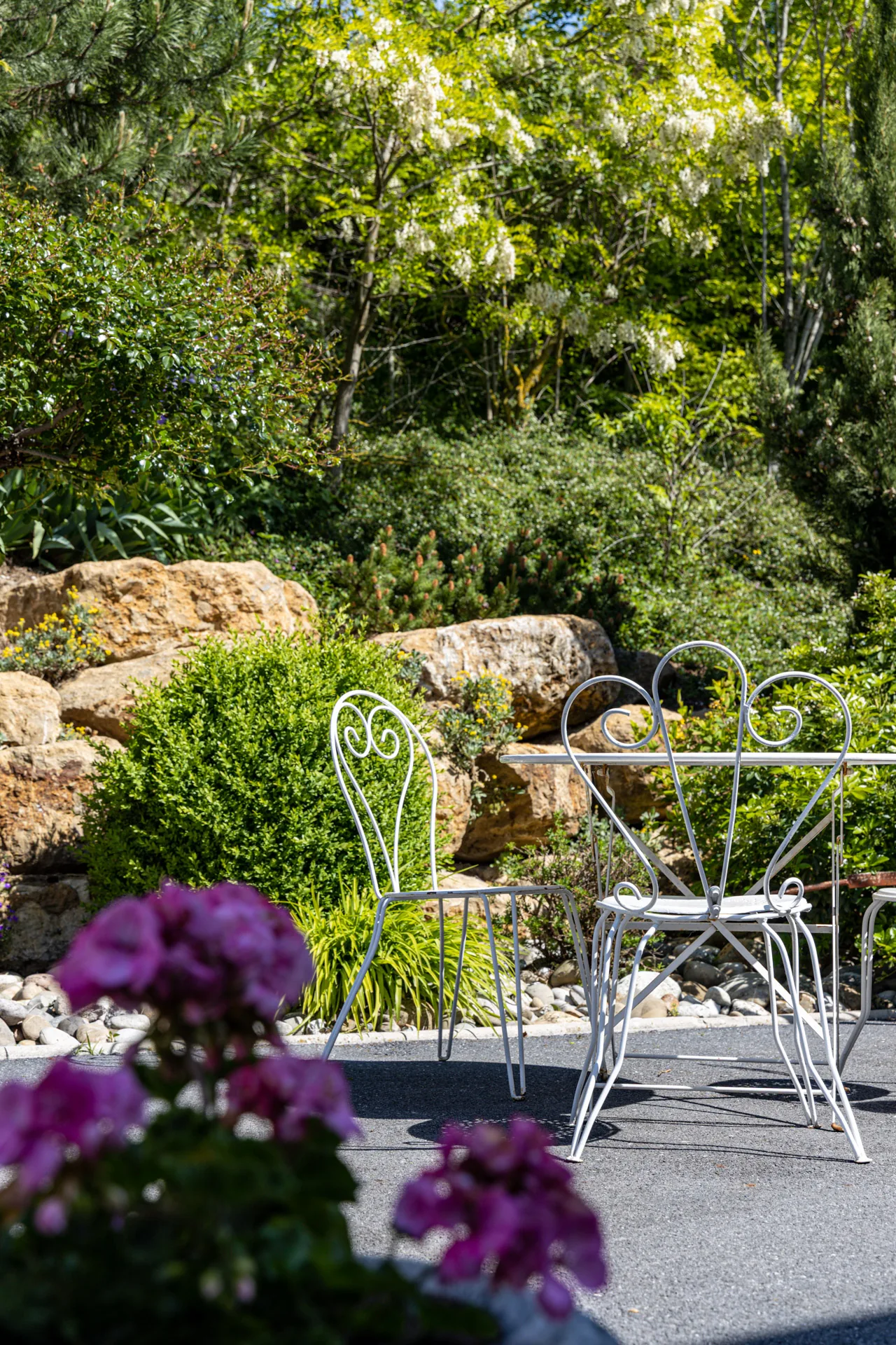 Jardin fleuri et terrasse du Pré en Bulles – Gîtes en Champagne, escapade nature Montagne de Reims, Trépail entre Reims et Épernay