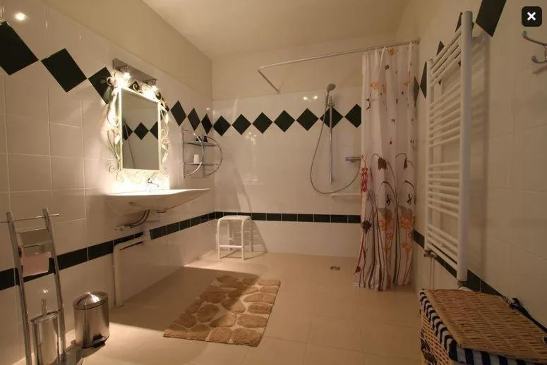 Salle de bain accessible PMR avec douche de plain-pied – gîte La Berquillotte, hébergement handicap Champagne, Pré en Bulles