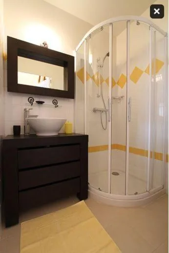 Salle de bain avec douche du gîte Le Broquelet – hébergement avec mezzanine Montagne de Reims, Pré en Bulles Trépail