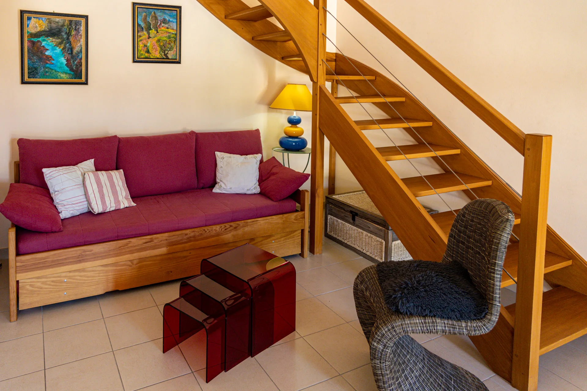 Salon avec escalier mezzanine du gîte Le Broquelet – gîte couple ou famille Champagne, Pré en Bulles Trépail
