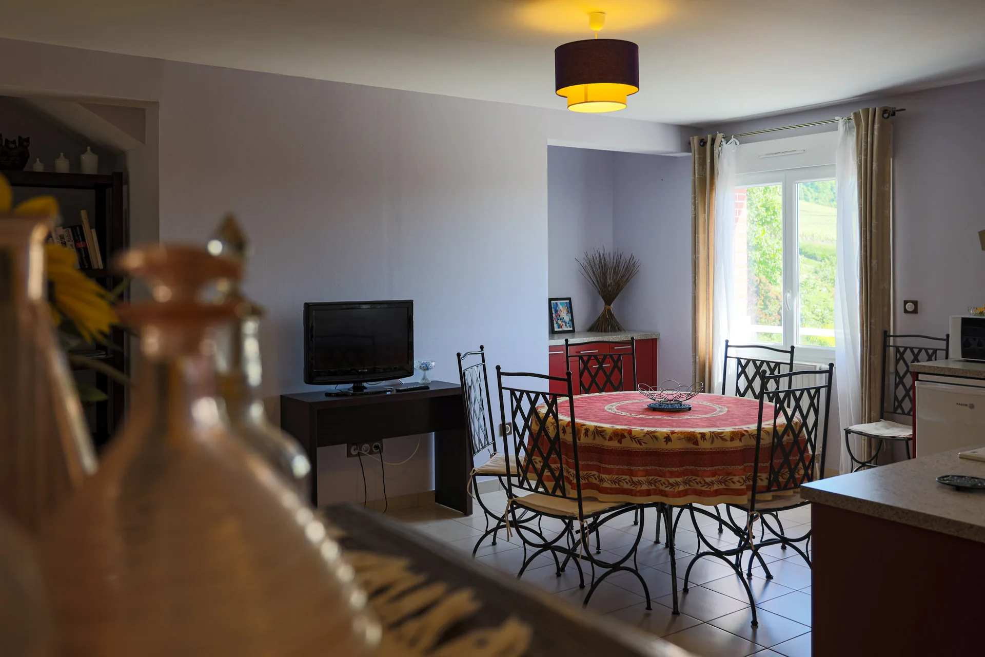 Salon et coin repas du gîte La Berquillotte – escapade en famille Champagne, Pré en Bulles, Trépail