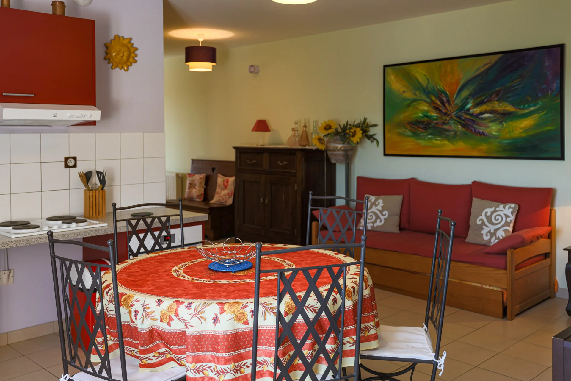 Séjour ouvert avec cuisine et salon du gîte La Berquillotte – location vacances Champagne, Pré en Bulles