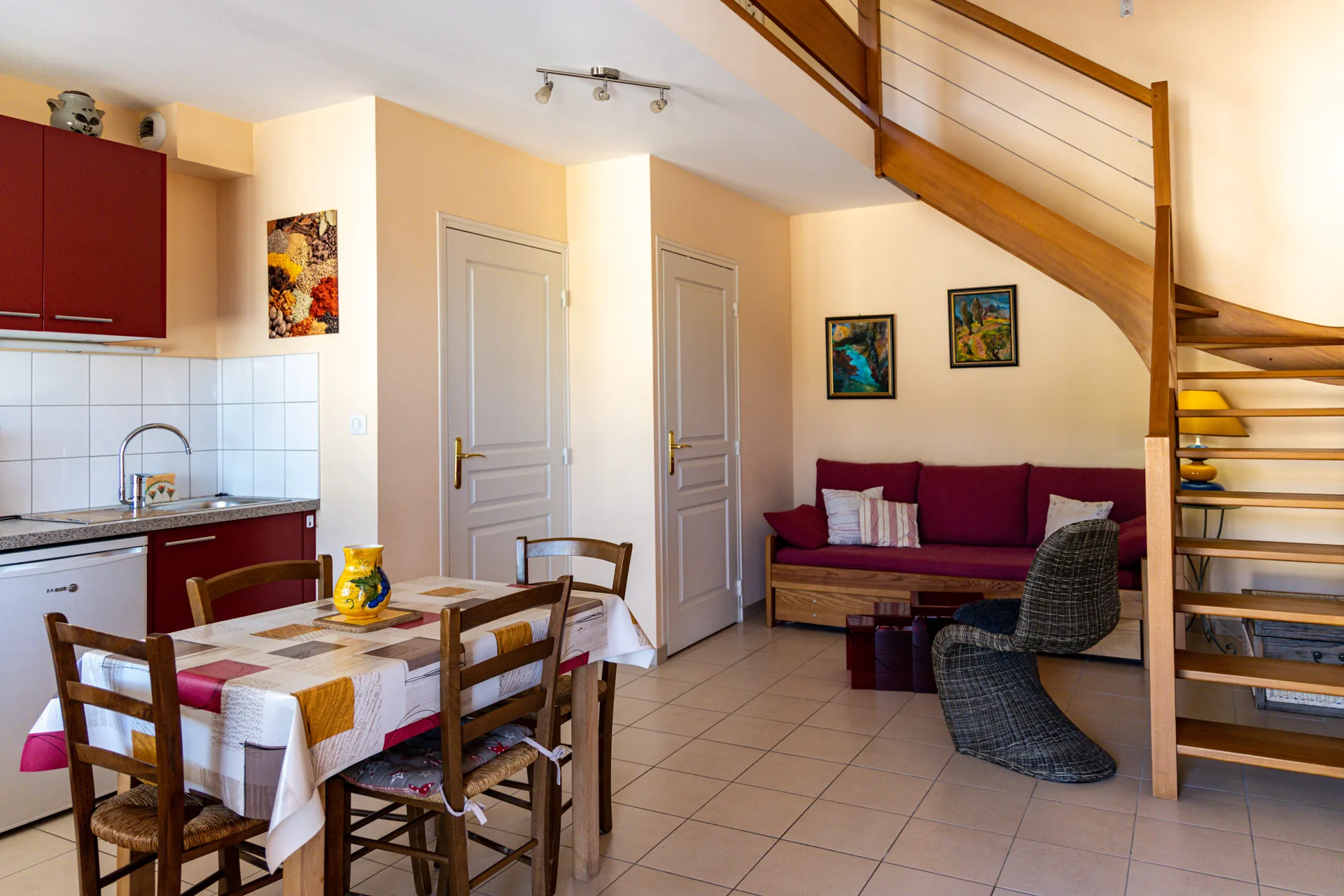 Séjour ouvert avec cuisine équipée du gîte Le Broquelet – gîte 2 à 4 personnes avec mezzanine Champagne, Pré en Bulles Trépail