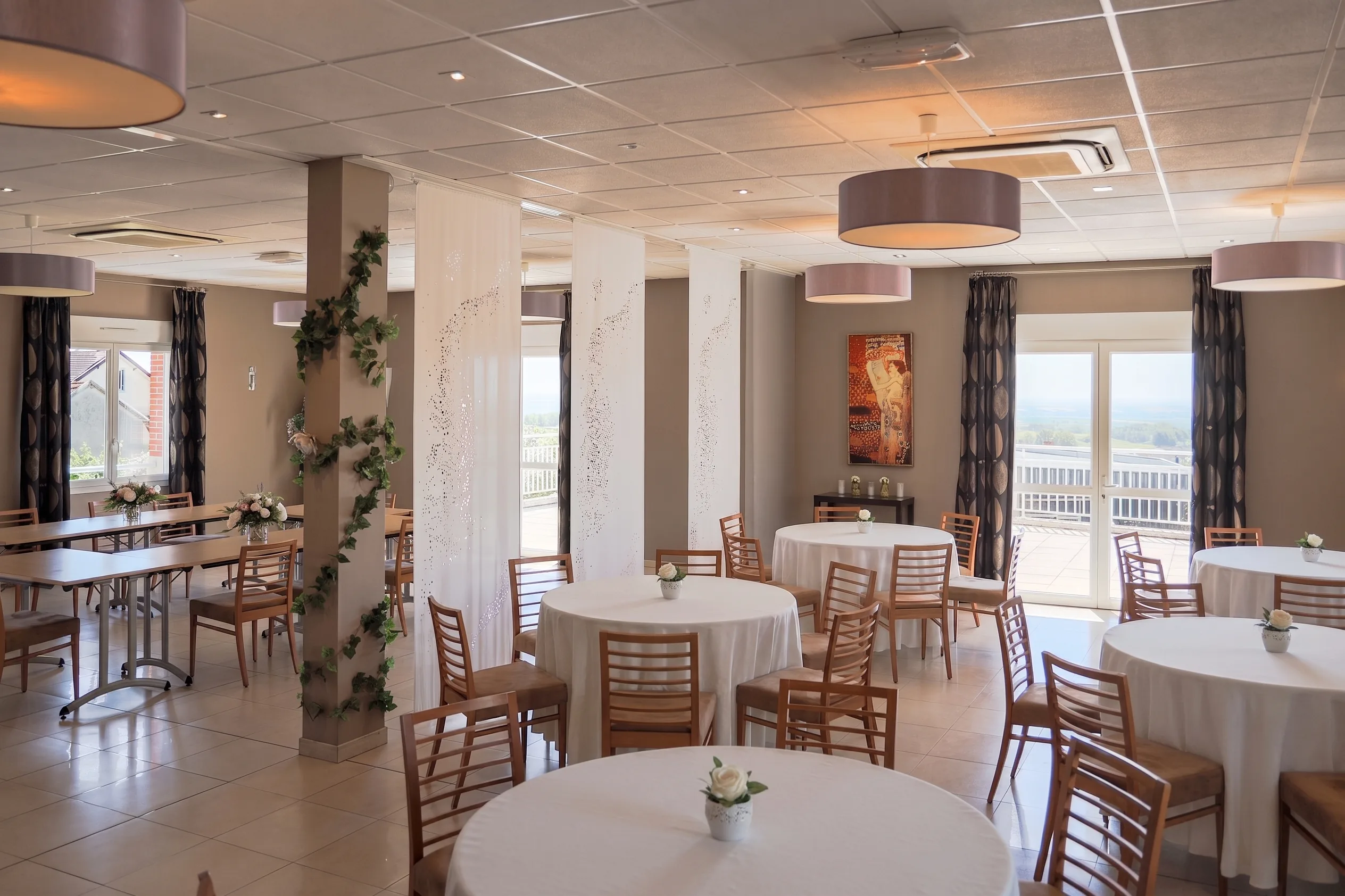 Salle de réception en Champagne, vue d'ensemble – lieu événementiel Champagne avec terrasse, séminaire résidentiel Montagne de Reims, Pré en Bulles Trépail entre Reims et Épernay