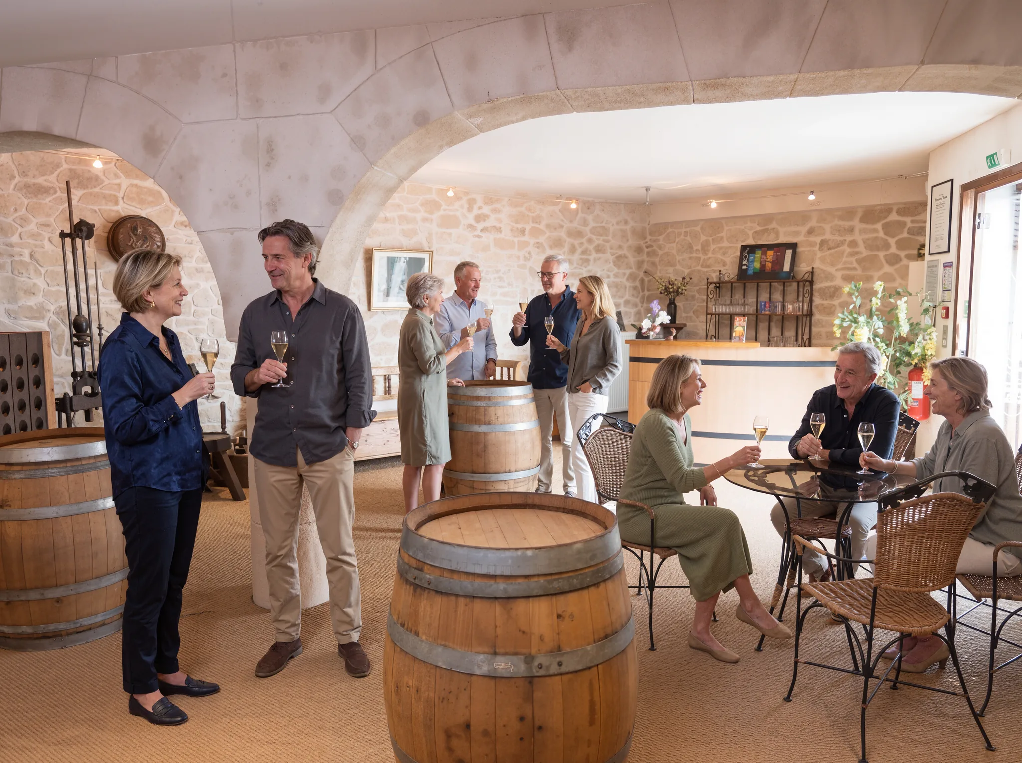 Dégustation de champagne dans le caveau voûtée, salle de réception Pré en Bulles à Trépail, tourisme Montagne de Reims