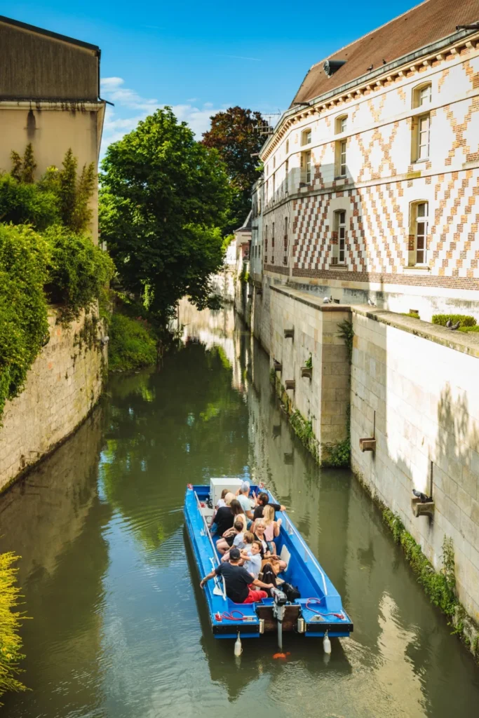 Balade en barque sur les canaux de Châlons-en-Champagne, sortie nature en famille, tourisme au fil de l'eau en Champagne