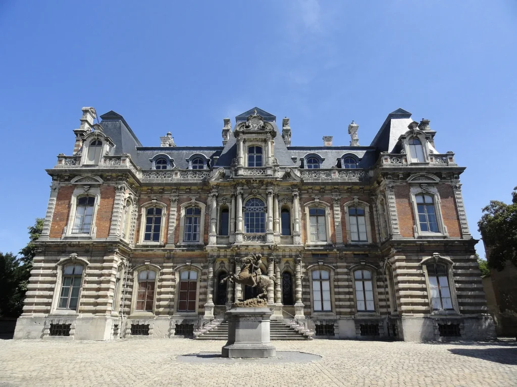 Château Perrier à Épernay, siège du Musée du vin de Champagne et d'archéologie régionale, tourisme culturel en Champagne